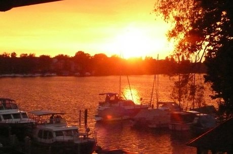Sonnenuntergang beim historischen Fährhafen in Köpenick