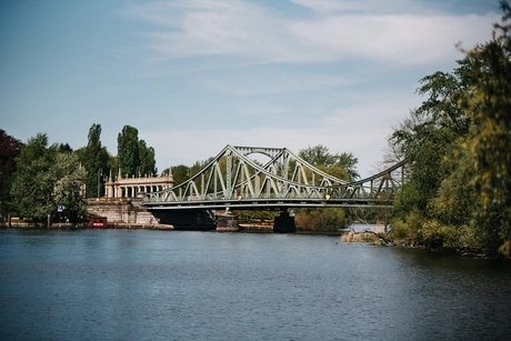 Die Glienicker Brücke an der Wannsee-Babelsberg Route