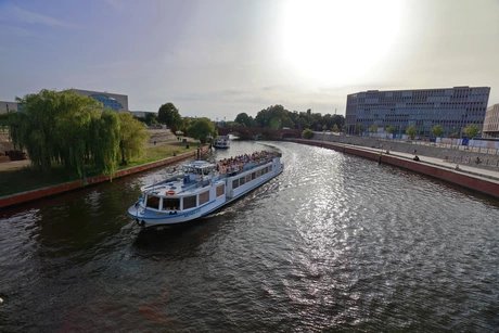 Schifftour im Zentrum Berlins mit Stern und Kreisschiffahrt