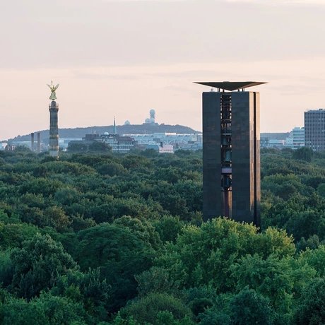 Blick auf Carillon und Siegessäule im Tiergarten