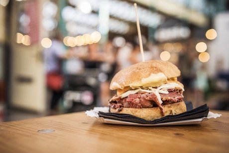 Burger in Markthalle Neun in Berlin