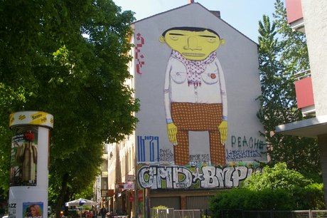 Streetart in Berlin: Mural The Yellow Man von Os Gemeos