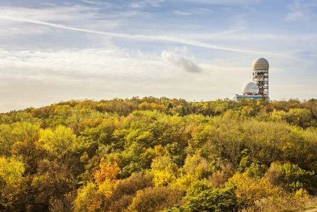 Blick auf den Teufelsberg vom Drachenberg im Grunewald Berlin