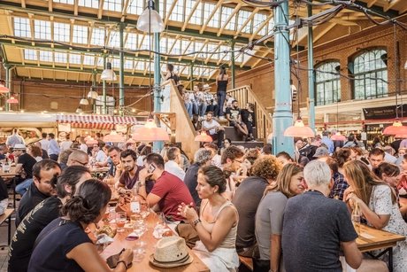 Many visitors in the Markthalle Neun at Streetfood Thursday