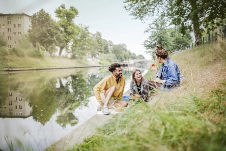 Freunde am Landwehrkanal in Berlin