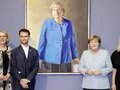 (v. l. n. r.) Antje Scherner, Direktorin der Skulpturensammlung und Museum für Byzantinische Kunst, Jérémie Queyras, Künstler, Bundeskanzlerin a.D. Angela Merkel, und Marion Ackermann, Präsidentin der Stiftung Preußischer Kulturbesitz, vor dem Por...