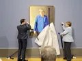 Enthüllung des Porträts durch Bundeskanzlerin Angela Merkel a.D. und den Künstler Jérémie Queyras