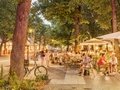 Cafés auf dem Ludwigkirchplatz im Sommer in Berlin