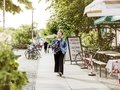 Junge Frau in einer Straße in Berlin