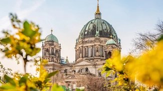 La cathédrale de Berlin à Berlin-Mitte avec des fleurs de printemps 