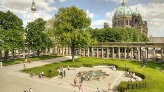 Museumsinsel im Sommer mit Berliner Dom