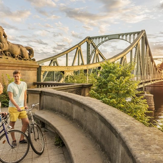 Fahrradtour zur Glienicker Bruecke am Stadtrand von Berlin