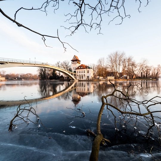 Die Insel der Jugend in Berlin im Winter bei blauem Himmel