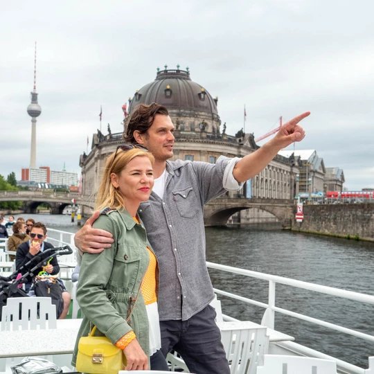 Ein Paar auf einer Schiffstour mit der Reederei Winkler in Berlin