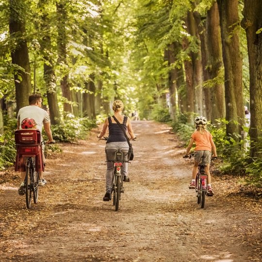 Familia de excursión por el Havelradweg