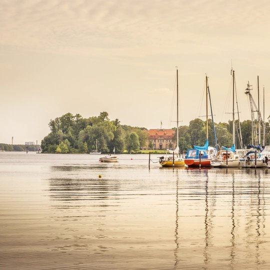 Angedockte Segelboote am Tegeler See in Berlin