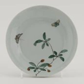 Schale mit Zweigen und Schmetterlingen, China, Jingdezhen, Kaiserliche Werkstätten, wohl frühe bis mittlere Qing-Dynastie, 17./18. Jahrhundert, Porzellan mit Aufglasurmalerei