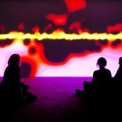 Susan Hiller, Resounding (Infrared), 2013, Installationsansicht in der Hayward Gallery, London, 2014 © Estate of Susan Hiller. Foto: Hayward Gallery.