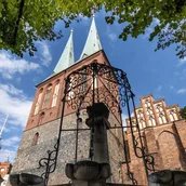 Das Museum Nikolaikirche ist nicht weit von weiteren geschichtsträchtigen Orten Berlins entfernt: dem Rote Rathaus und dem Fernsehturm.
