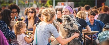Donna con cane in un Biergarten