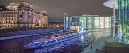 Abendliche Brückenfahrt in Berlin mit Stern und Kreis Schifffahrten