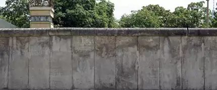 Berliner Mauer, nach 1989 mit DDR-Wachturm