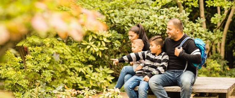 Eltern und Kinder zu Besuch in den Gärten der Welt