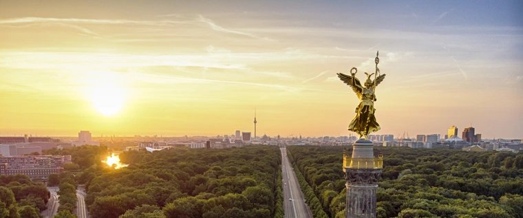 Siegessäule über herbstlichem Berlin