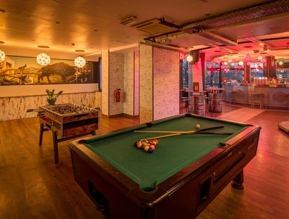 Discotecas y vida nocturna en Berlín: Bar en Prenzlauer Berg con futbolín