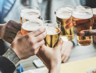 Freunde stoßen im Biergarten an