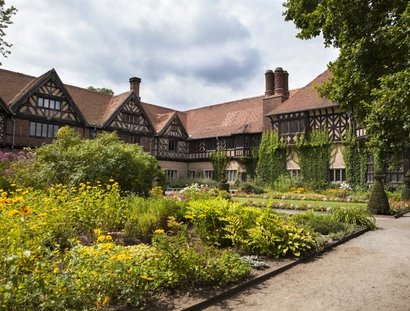 Im Schloss Cecilienhof im Neuen Garten Potsdam fand 1945 die Potsdamer Konferenz statt