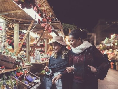 Freundinnen auf dem Weihnachtsmarkt