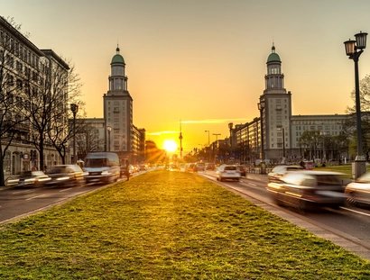 Karl-Marx-Allee im Sonnenuntergang