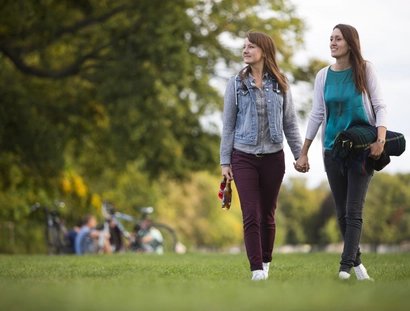 Frauenpärchen im Treptower Park