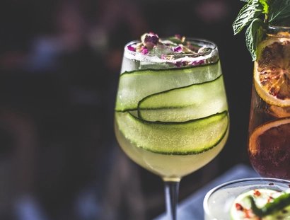 Cocktails in einer Bar