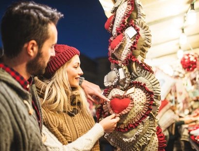 Pärchen auf dem Weihnachtsmarkt