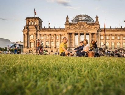 Picnic at the Berlin Reichstag in the light of the evening sun