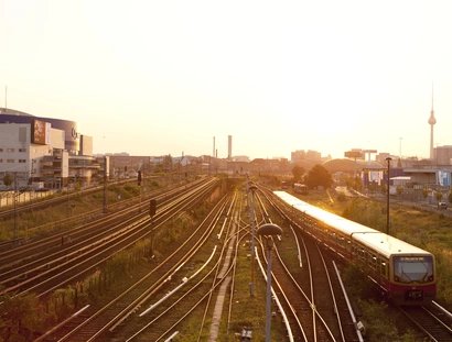 Blick von der Warschauer Brücke auf die S-Bahn