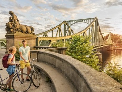 Fahrradtour zur Glienicker Bruecke am Stadtrand von Berlin
