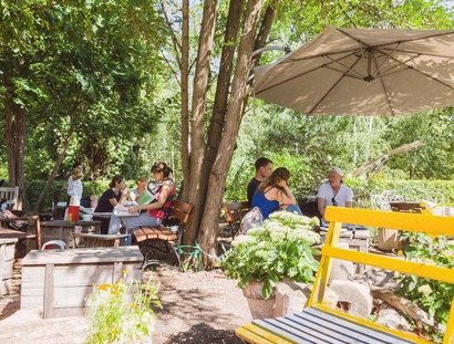 Café Eule en el verde Gleisdreieckpark