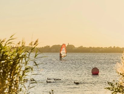 Un surfista en el Großer Müggelsee de Berlín, un destino popular