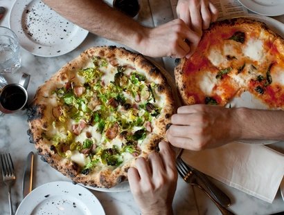 Gemeinsam Pizza essen