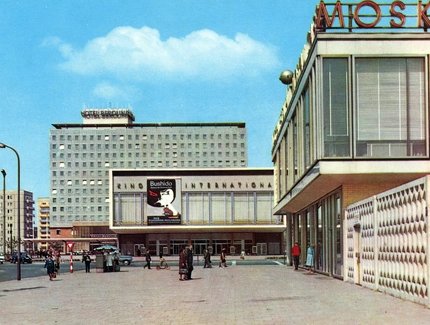Postkarte von 1964 mit dem Karl-Marx-Allee-Ensemble Berlin, erbaut von Josef Kaiser. Abb.: Kino „International” mit Heinz Aust (1961–63), Hotel „Berolina” mit Günter Kunert (1961–64, 1995 abgerissen), Restaurant „Moskau” mit Horst Bauer