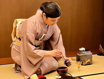 Die Teemeisterin Nobuko Sugai-Baumgarten während der Teezeremonie Chanoyu