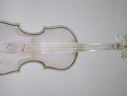 Violine, F. Krolikowski, Foggia (Italien), 1946, Plexiglas. Liebhaberarbeit, in Kriegsgefangenschaft hergestellt