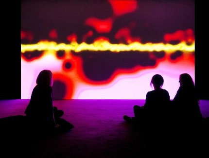 Susan Hiller, Resounding (Infrared), 2013, Installationsansicht in der Hayward Gallery, London, 2014 © Estate of Susan Hiller. Foto: Hayward Gallery.