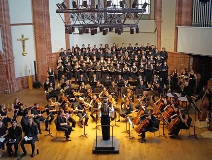 Der Chor der Hochschule für Musik „Hanns Eisler“ Berlin mit dem Chor und Symphonieorchester der Hochschule München, Mai 2026