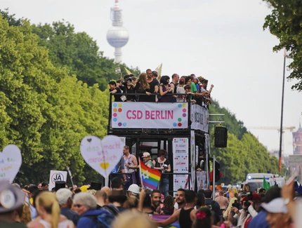 Gruppe auf dem Bus beim Christopher Street Day