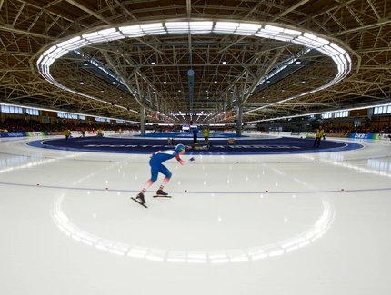 Eishalle mit Schlittschuhläufer im Sportforum Hohenschönhausen