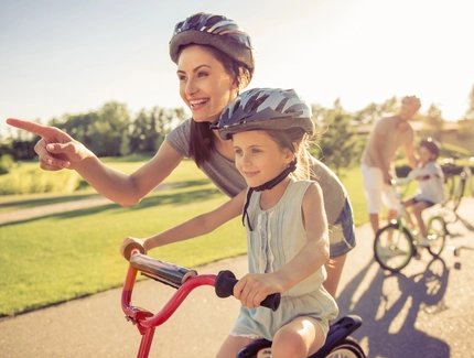Familie beim Fahrrad fahren in Berlin